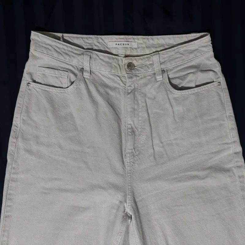 Jeans blancos con diseño rasgado - 2