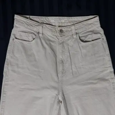 Jeans blancos con diseño rasgado - miniatura 2