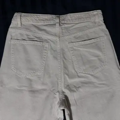 Jeans blancos con diseño rasgado - miniatura 3