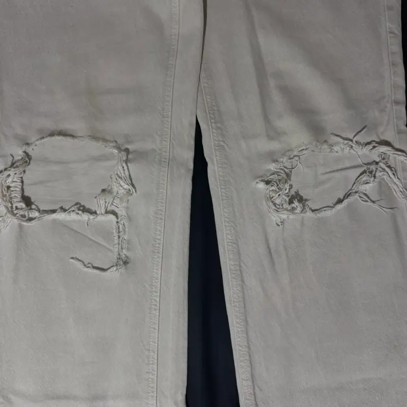 Jeans blancos con diseño rasgado - 4