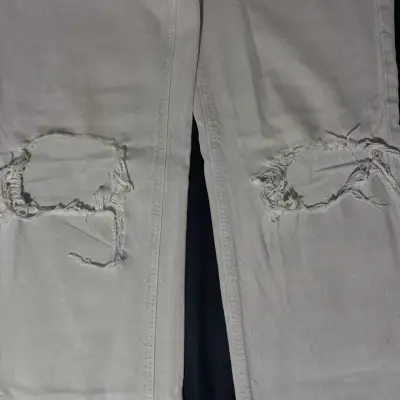 Jeans blancos con diseño rasgado - miniatura 4