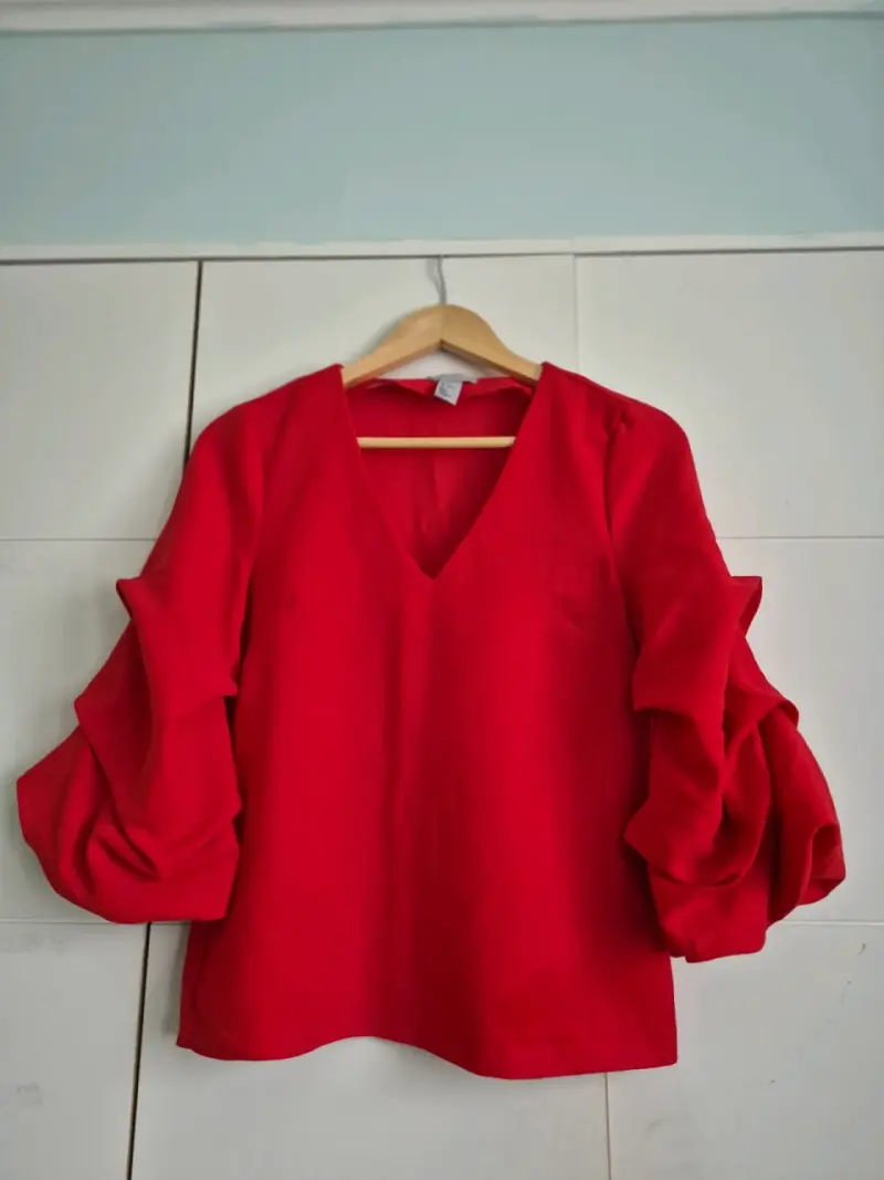 Blusa roja con mangas abullonadas
