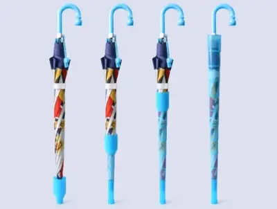 Paraguas infantil colorido con diseño de superhéroes - miniatura 1