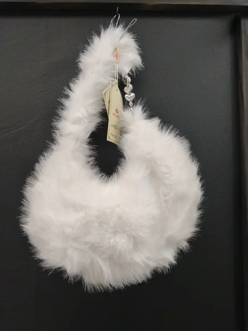 Bolso de mano peludo blanco elegante