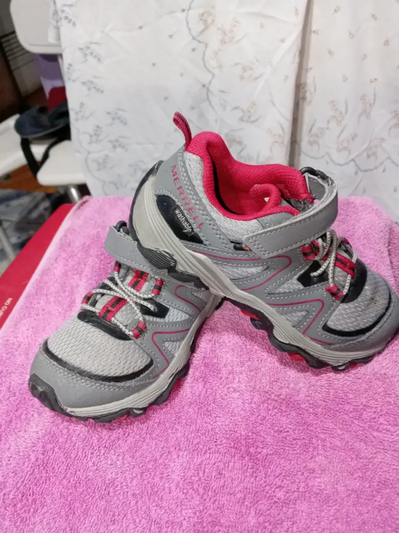 Zapatillas infantiles Merrell grises y rosadas - 1
