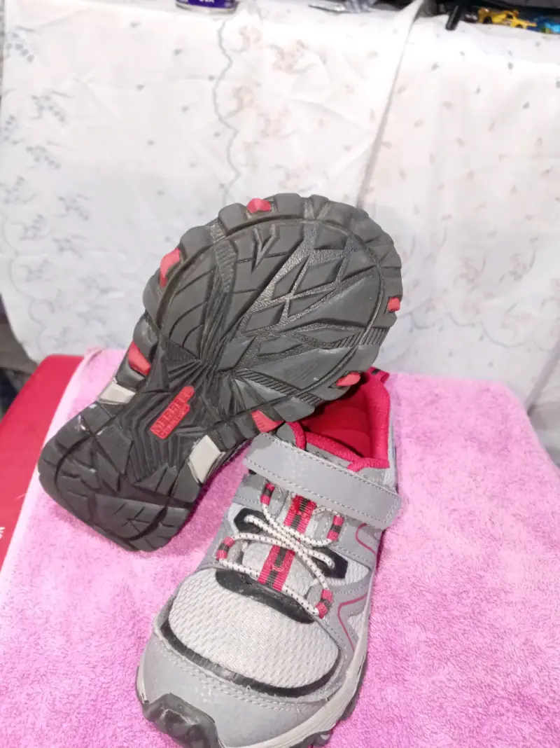 Zapatillas infantiles Merrell grises y rosadas - 2