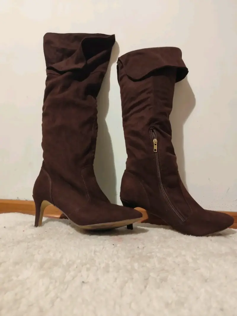 Botas altas de gamuza marrón con tacón - 1