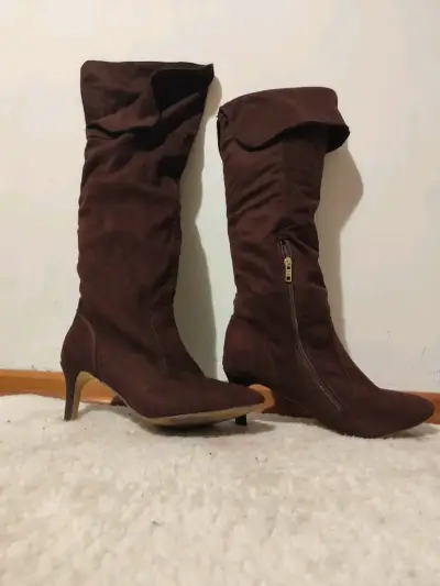 Botas altas de gamuza marrón con tacón - miniatura 1
