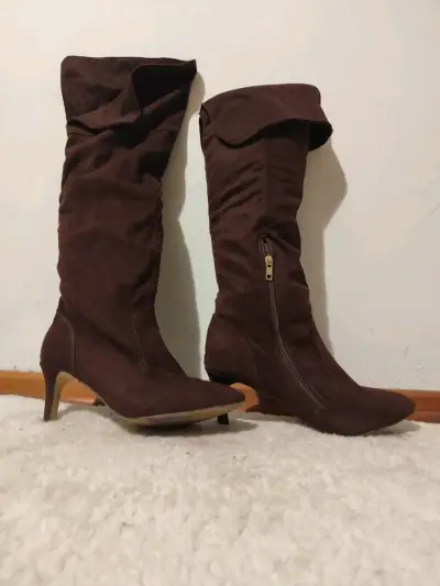 Botas altas de gamuza marrón con tacón - miniatura 2