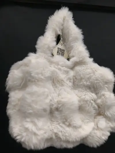 Bolso de mano peludo blanco elegante - miniatura 1