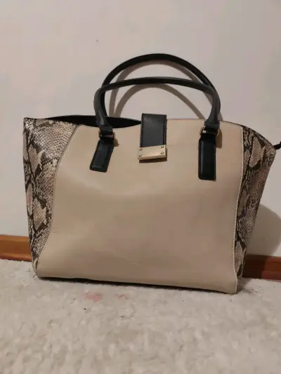Bolso de mano beige con detalles de serpiente - miniatura 1
