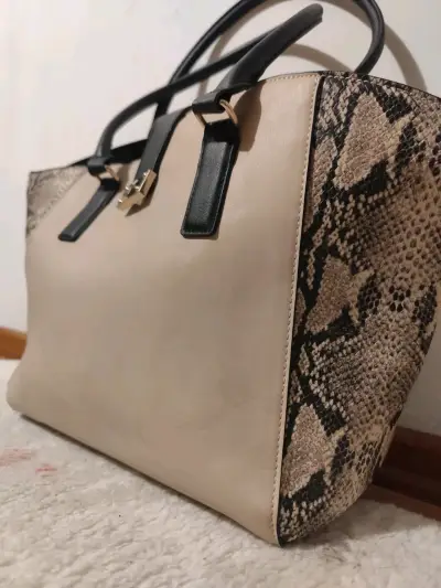 Bolso de mano beige con detalles de serpiente - miniatura 2