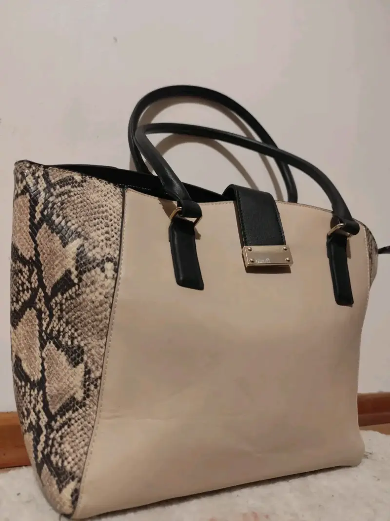 Bolso de mano beige con detalles de serpiente - 3