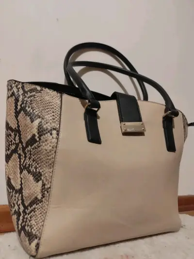 Bolso de mano beige con detalles de serpiente - miniatura 3