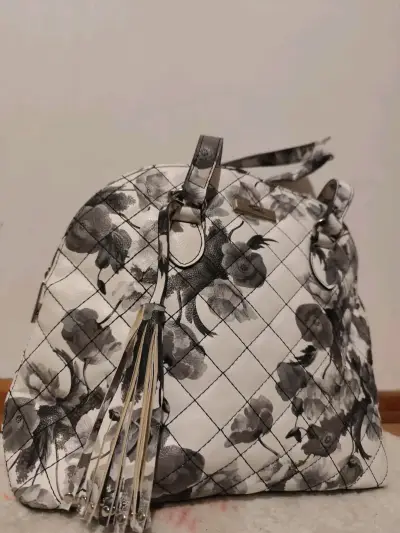 Bolso de mano floral blanco y negro - miniatura 2