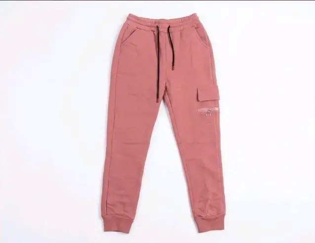 Pantalón jogger  con bolsillo lateral con polar po