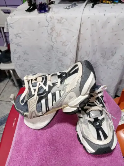Zapatillas deportivas Adidas blancas y negras - miniatura 1