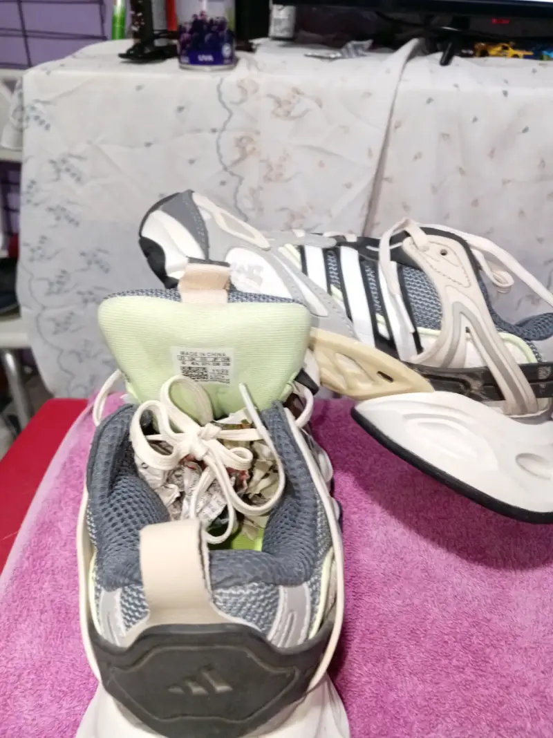 Zapatillas deportivas Adidas blancas y negras - 2