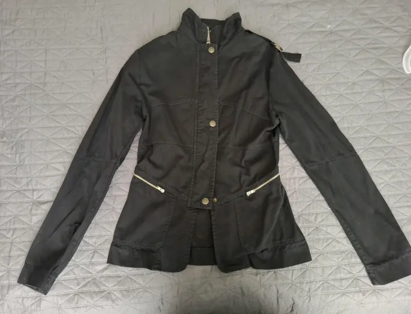 Chaqueta negra con cierre y botones