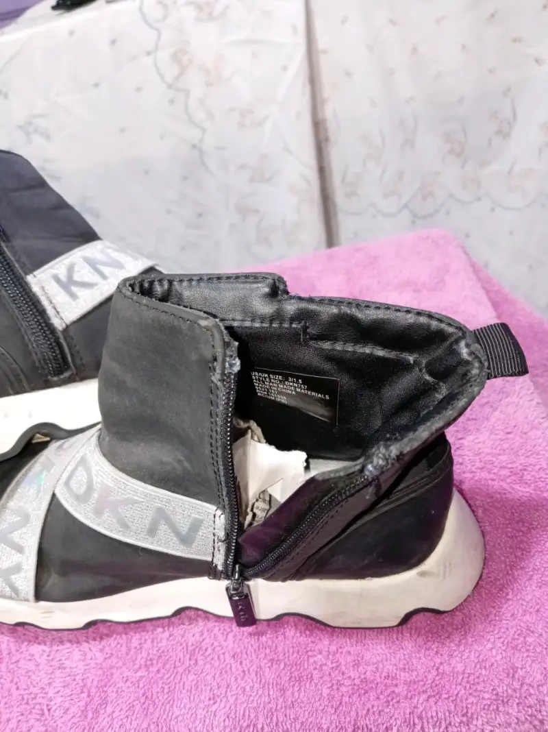 Botines DKNY negros con logo - 2
