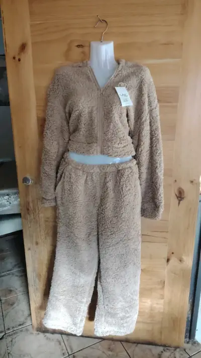 Conjunto de polar beige y gris para mujer - miniatura 1