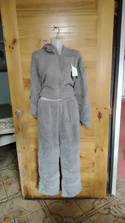 Conjunto de polar beige y gris para mujer - miniatura 2