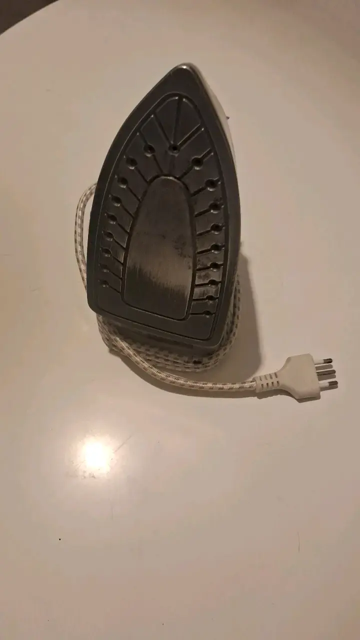 Plancha eléctrica compacta en buen estado - 1