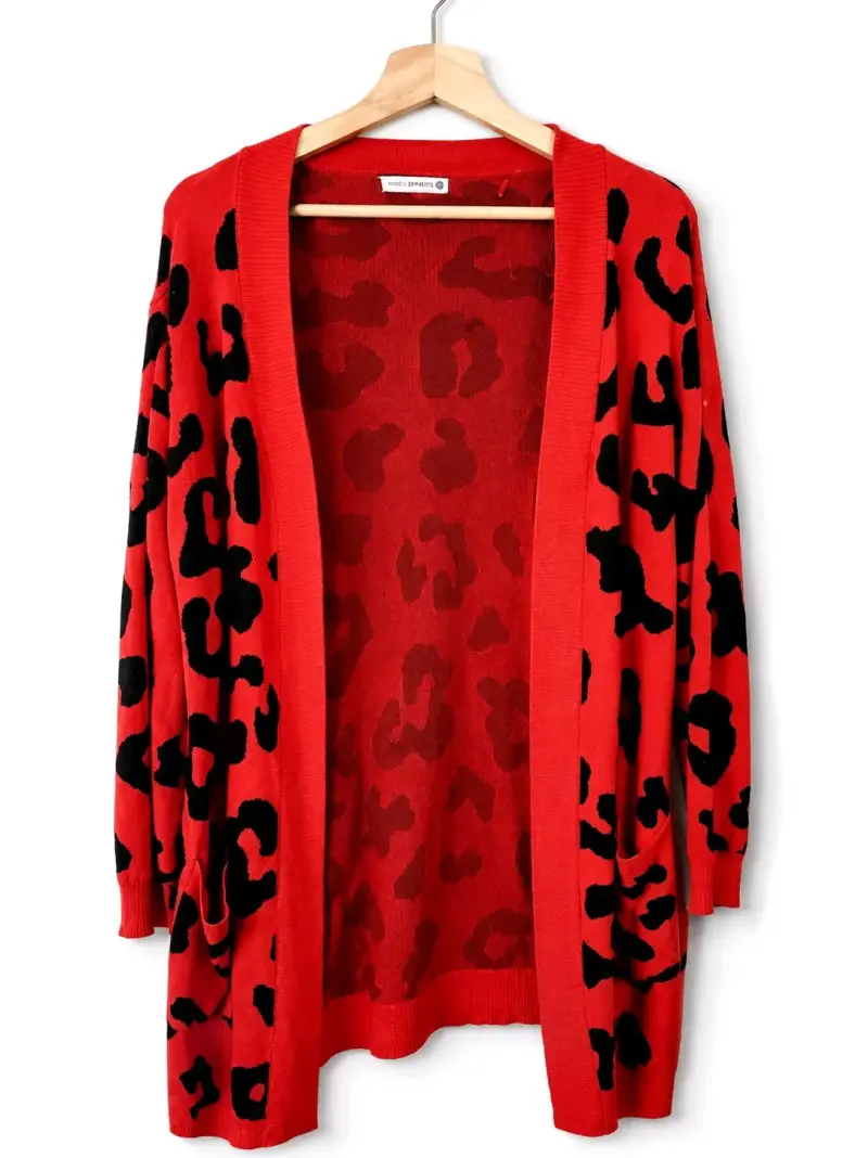 Cardigan rojo con estampado animal print