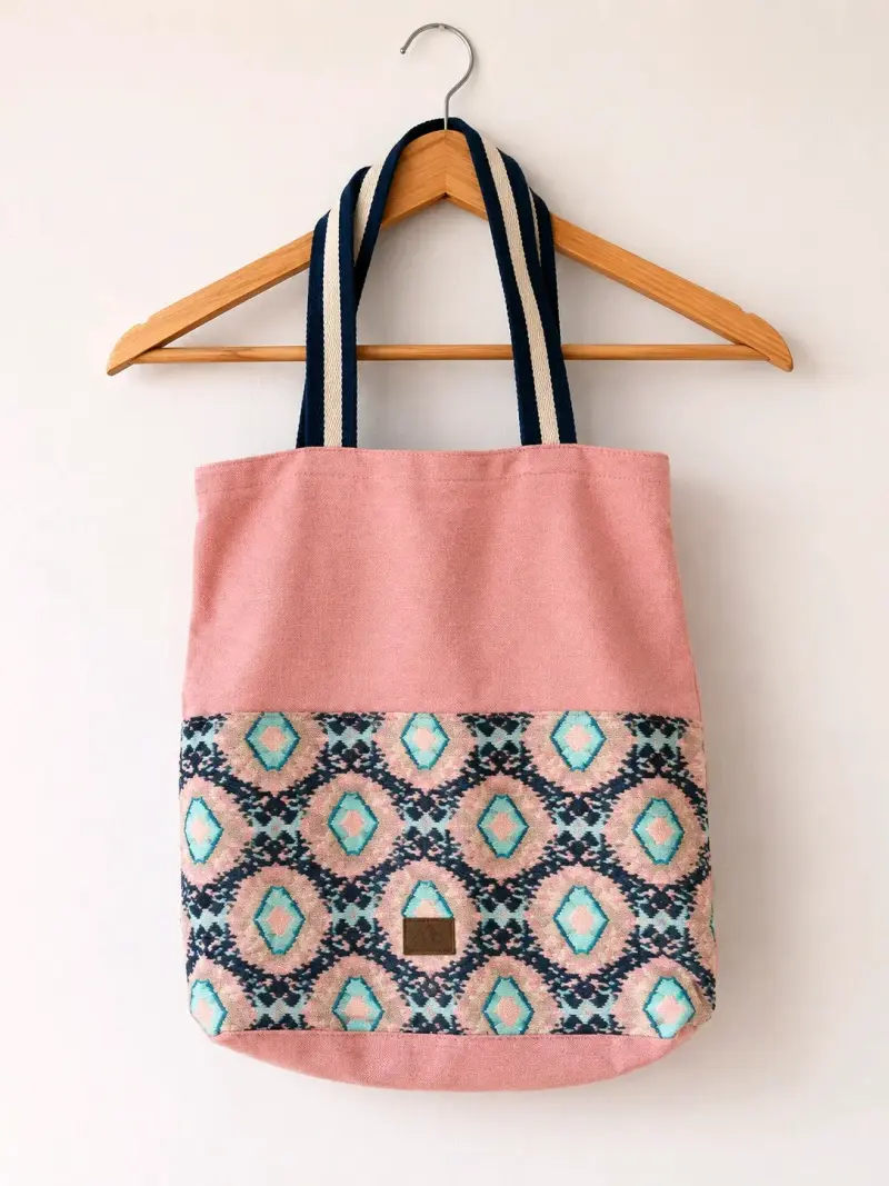 Bolso tote de tela rosado con diseño étnico