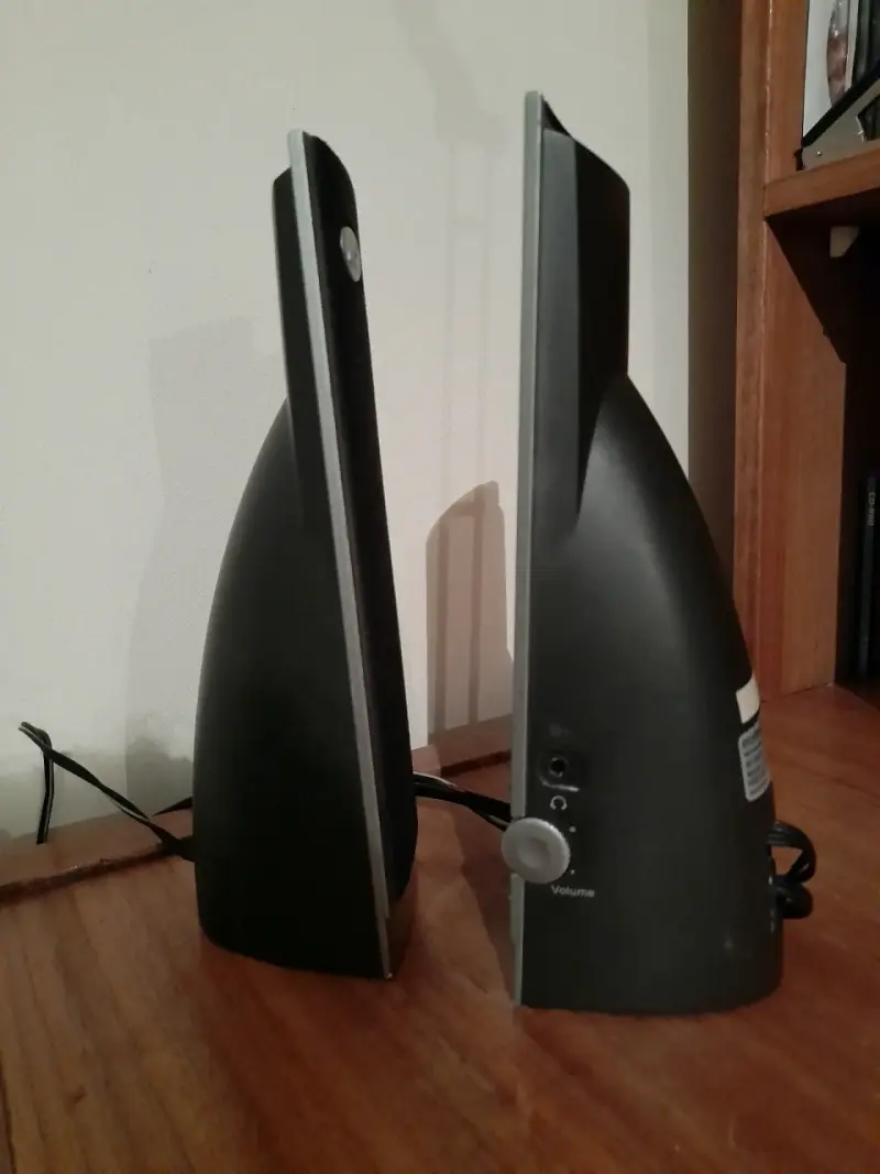 Parlantes Genius de escritorio negros - 2