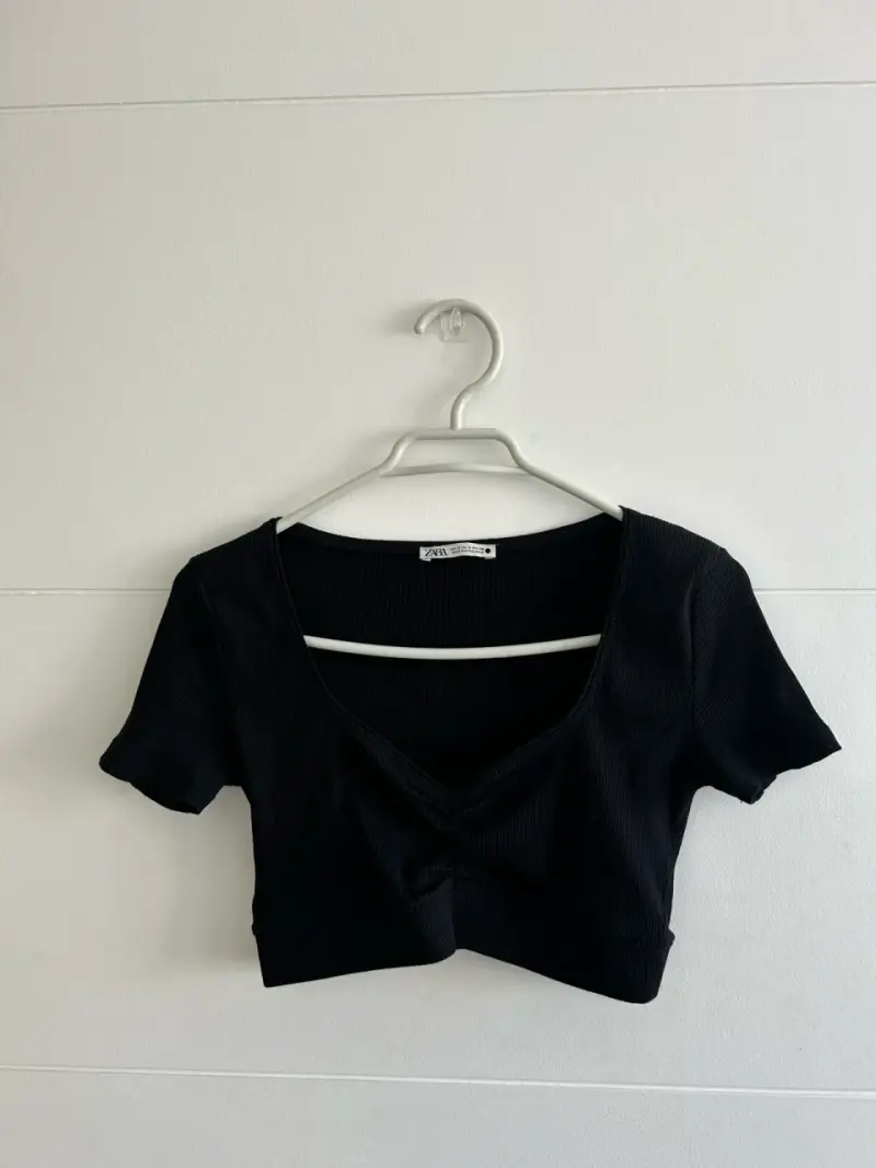 Top negro corto Zara con escote en V - 1