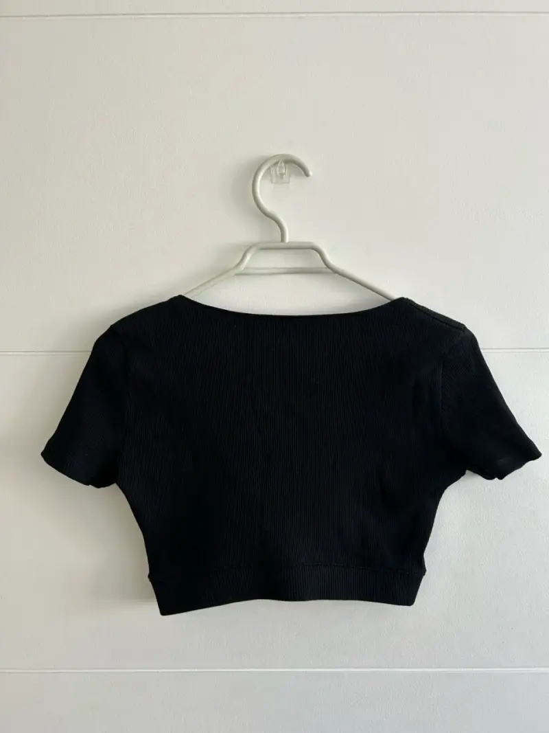 Top negro corto Zara con escote en V - 2