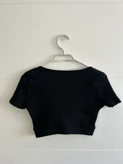 Top negro corto Zara con escote en V - miniatura 2