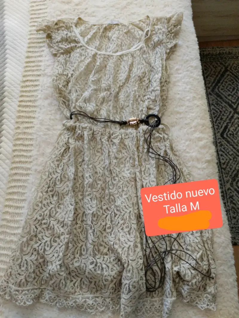 Vestido de encaje beige con cinturón