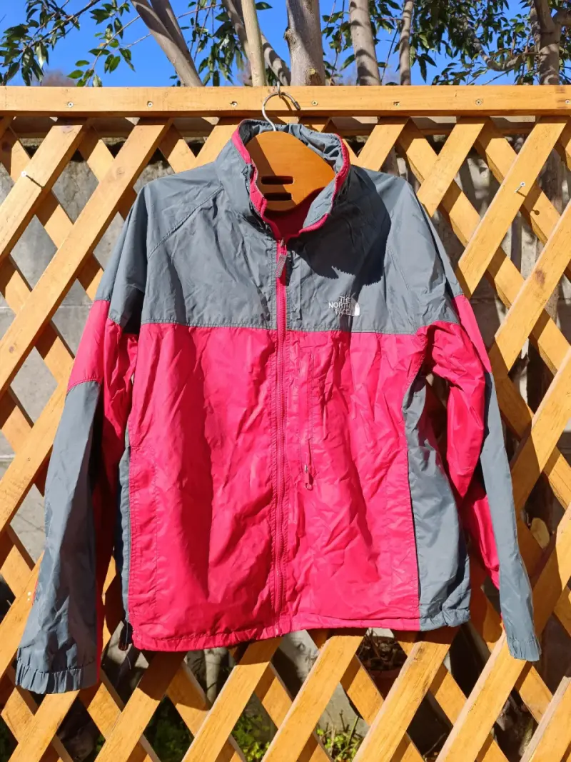 Chaqueta The North Face impermeable gris y roja