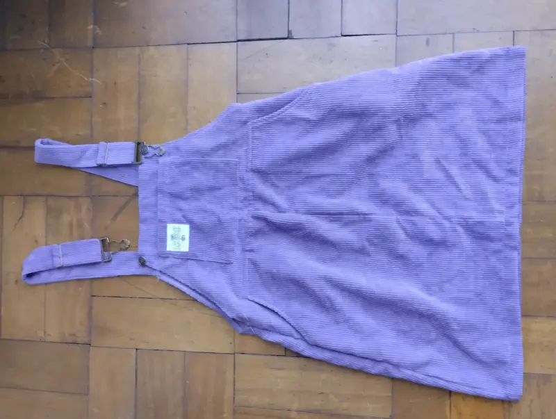 Jumper de cotelé morado con tirantes ajustables