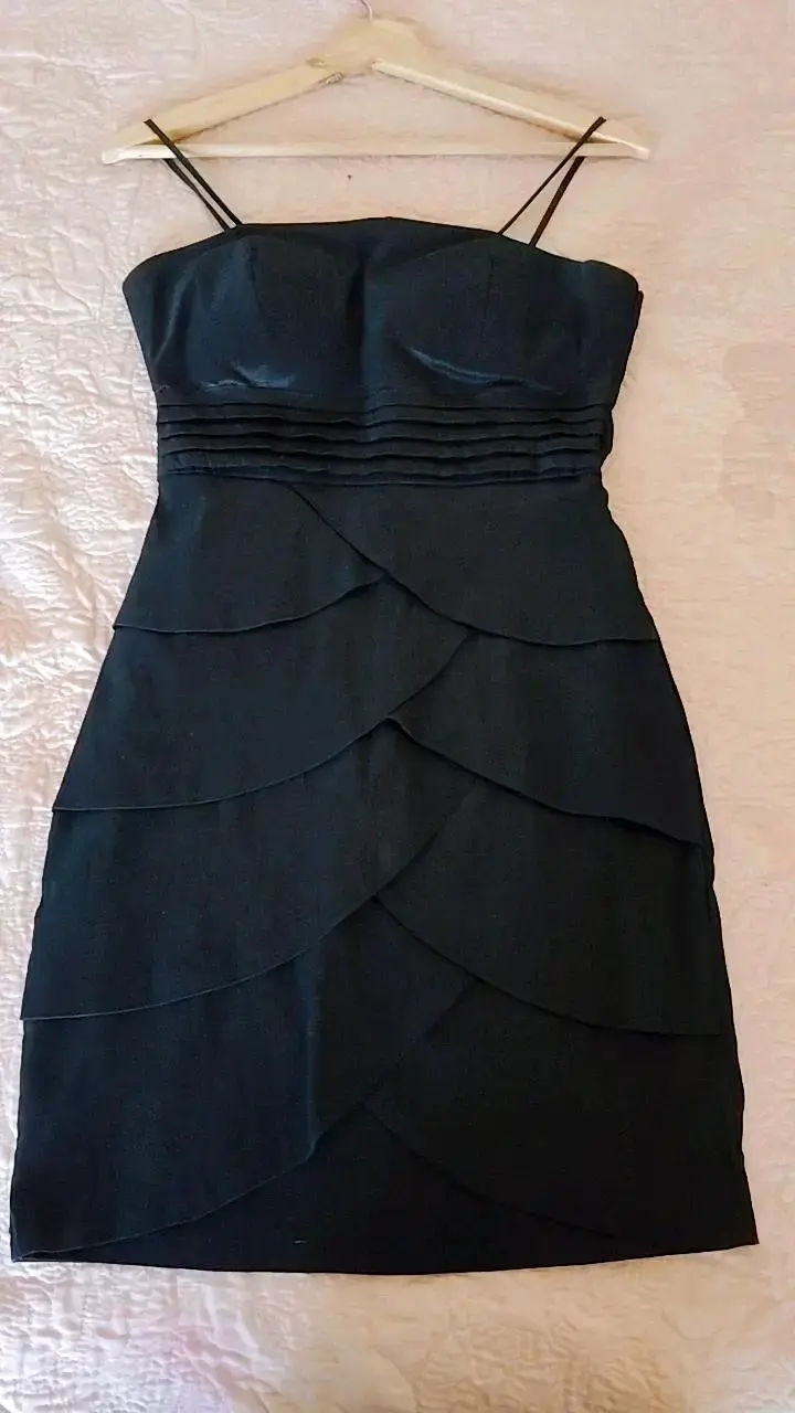 Vestido negro elegante con tirantes