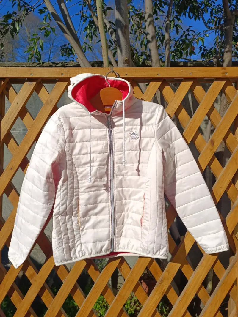 Chaqueta acolchada blanca con capucha