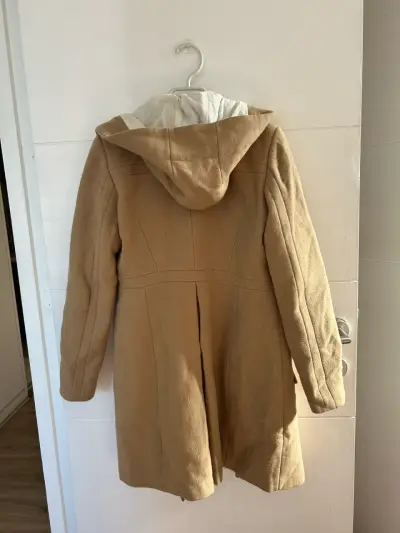 Abrigo camel con capucha y botones Zara - miniatura 2