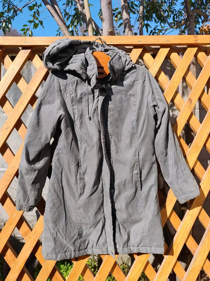 Parka gris con capucha para invierno