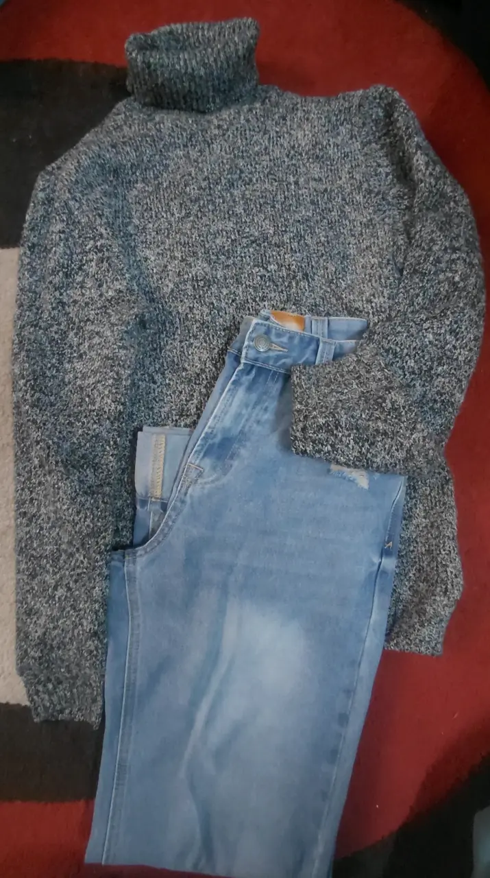 Suéter gris de lana con jeans azules