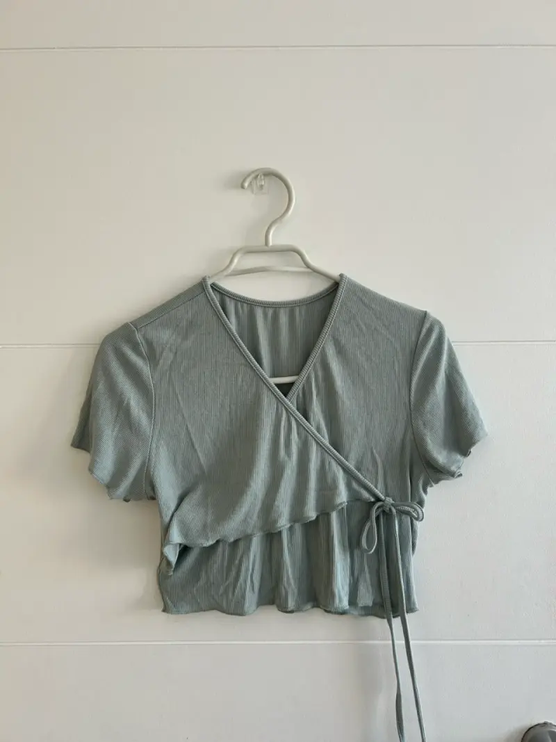 Blusa cruzada verde claro manga corta - 1