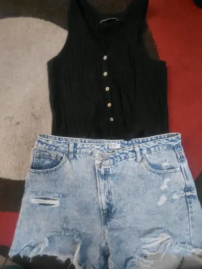 Shorts de mezclilla azul desgastado para mujer - miniatura 3