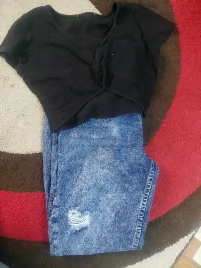 Shorts de mezclilla azul desgastado para mujer - miniatura 4