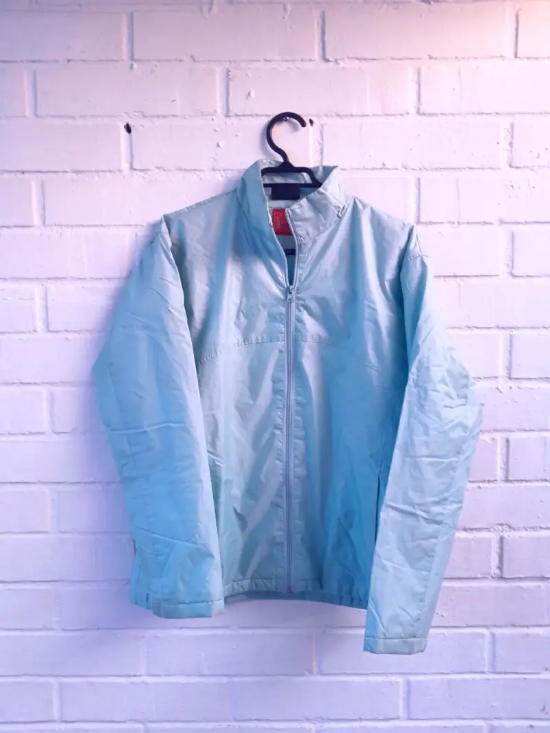 Chaqueta cortaviento celeste