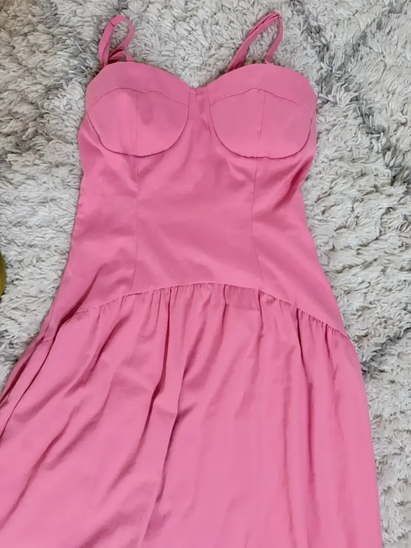 Vestido largo rosa con tirantes delgados - 2