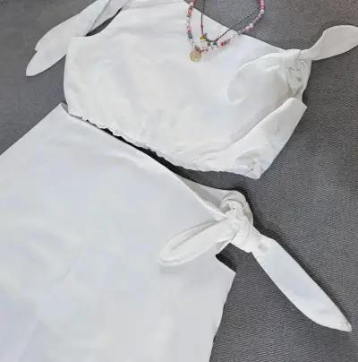 Set blanco con top asimétrico - miniatura 2