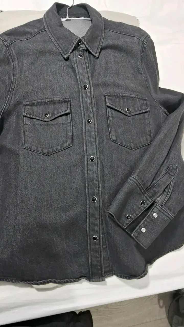 Camisa de mezclilla gris con bolsillos - 1