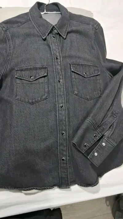 Camisa de mezclilla gris con bolsillos - miniatura 1