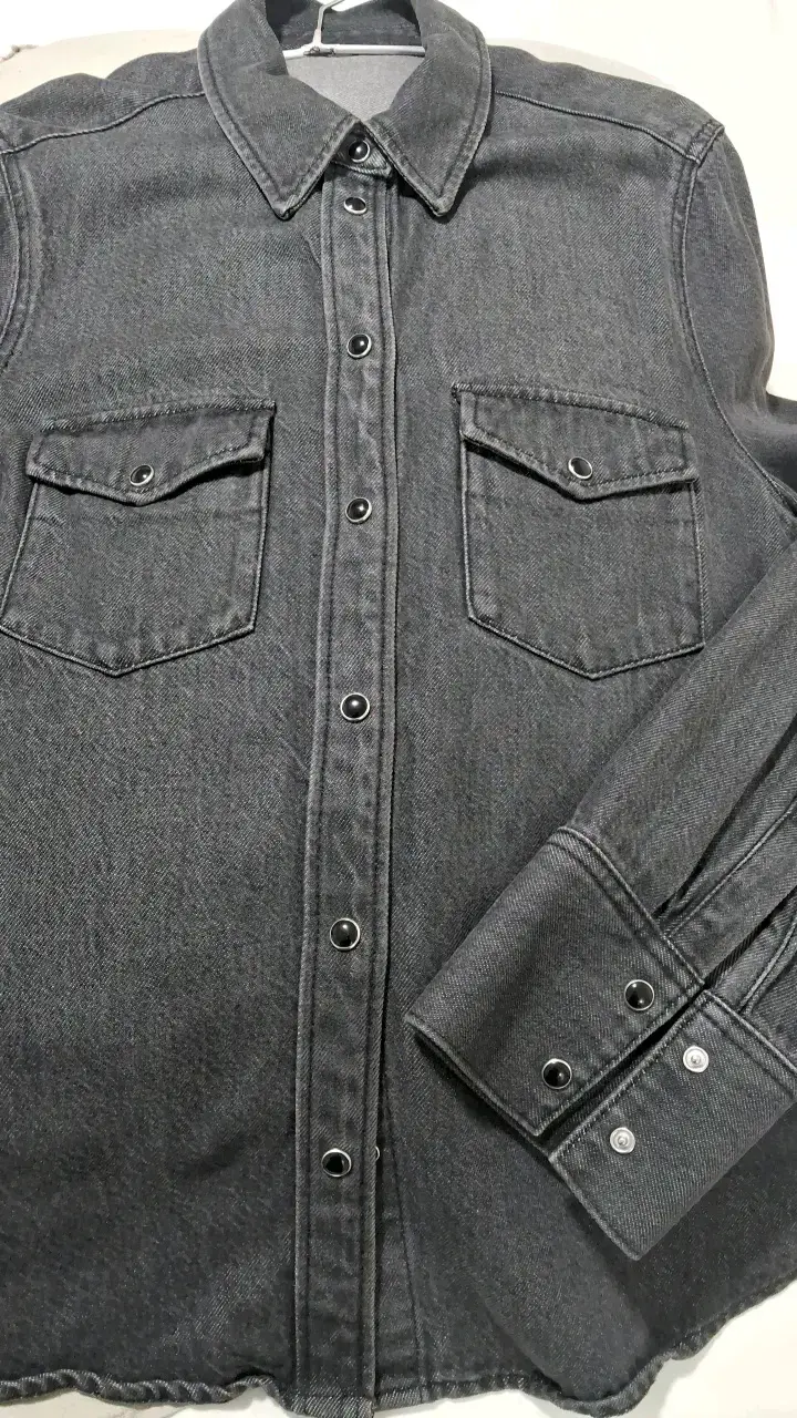 Camisa de mezclilla gris con bolsillos - 2